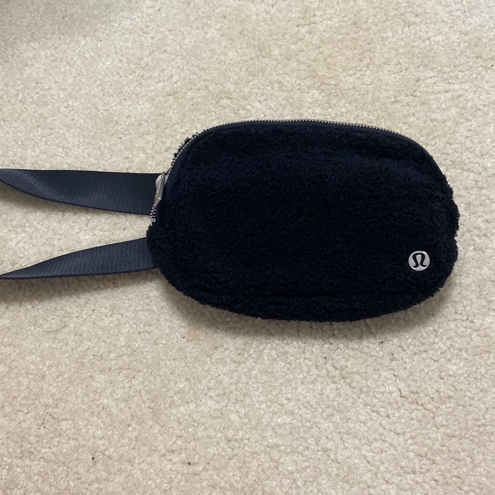 NEVER USED Black Lululemon Sherpa everywhere belt bag